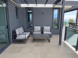 Luxe Beachfront 2-Bed With Gym Pool & Views - 8