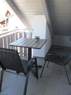 #4 Offenes Galeriezimmer mit 2 Betten ,Balkon, Gemeinschaftsbad, Airport nah,freies W-Lan - Trunkelsberg - 1