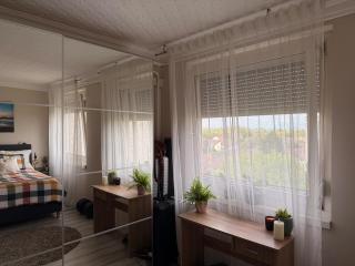 UCL Final Weekend Retreat with Balcony and Free Parking - 4