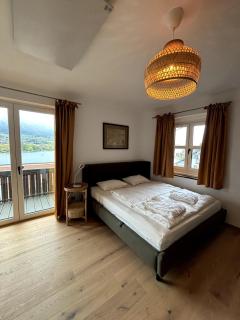 Chic & Cozy Lake View Apartment - 2