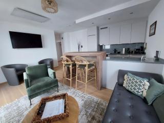 Chic & Cozy Lake View Apartment - 8