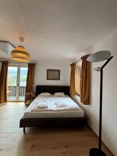 Chic & Cozy Lake View Apartment - 1