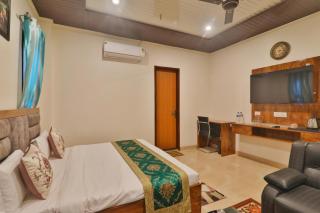 Hotel Urban Ramayan Best Air Condition Room With Lift And Free Parking - 1
