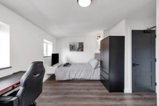 Modern Cambridge Studio - 8
