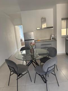 Cosy 1BR Apt Near Beach, Bars & Restaurants - 6