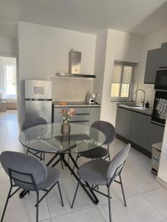 Cosy 1BR Apt Near Beach, Bars & Restaurants - 2