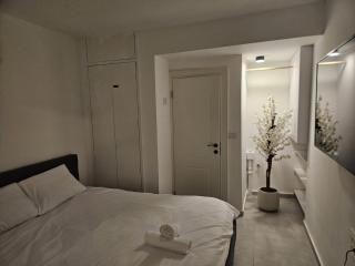 Modern & Private Suite in Nachalat Binyamin - 9