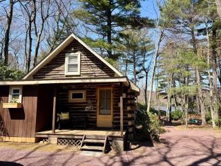 "The Catch" Waterfront Log Cabin for Two, Hot Tub - 4