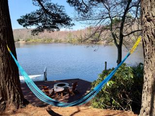 "The Catch" Waterfront Log Cabin for Two, Hot Tub - 2