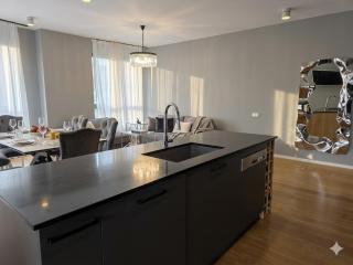 Premium Apartment Pools, Gym,Green Park - 7