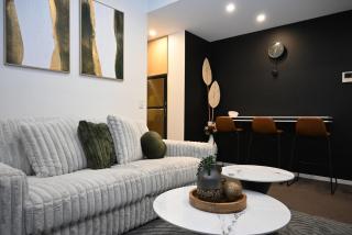 Greenville -Luxury Views-10 Min to Oval & Zoo-Free Parking-Pool-Gym - 6
