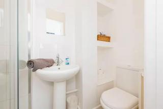 4 Bedroom House For Corporate Stays in Kettering - 1