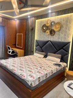 Luxury High Rise Studio 5 mint away from Noida extension - 0