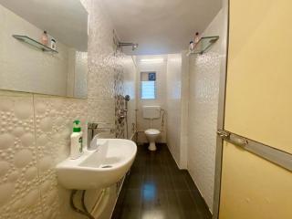Spacious 1 Bed 2 bath Bandra Balcony Wifi - 3