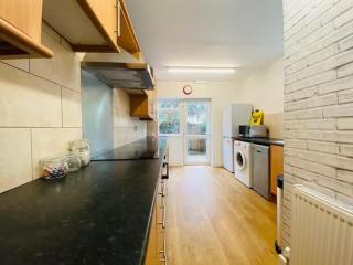 Blackpool Bliss Spacious 4 Bedroom House - 7