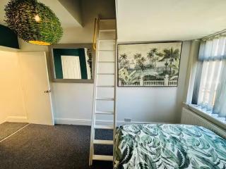 Blackpool Bliss Spacious 4 Bedroom House - 2