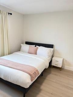 Modern Cozy 3BR Home Free Parking Wi-Fi - 8