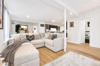 Large 2 Bedroom Apartment - Zip and link beds choose 2 double beds or 4 single - Huge Living Space - Private Parking - Near Bridgwater - 7