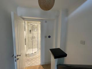 Cotswolds Vista Cirencester - Relaxed 5 Guest Home - 2 Bathroom, Parking, Garden - 9