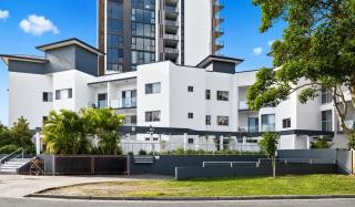 Spacious 2-Bed Stay on Marine Parade - 9