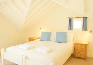 Rural Cottage Retreat, Near Goodwood Festival of Speed, Dog Friendly with Shared Outdoor Pool, gardens & Tennis, Free Parking! Chichester Holiday Properties - 9
