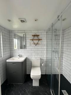 Modern Home - Ideal for Families & Contractors - 1