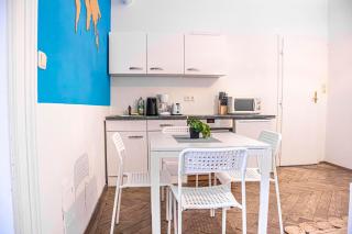 Vibrant 3BR near AKH Hospital - Perfect for Groups - 6