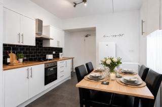 Large Home - Liverpool - Free Wifi & Parking By Hinkley Homes Short Lets & Serviced Accommodation - 9