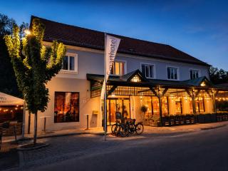 Smarthotel Schmid - Restaurant & Bar inhouse - Nähe Schlossteich - 0