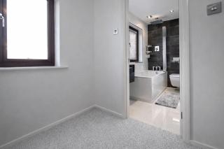 Garden, Driveway, Private, Nr Windsor & Great Park - 2