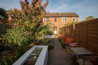 Garden, Driveway, Private, Nr Windsor & Great Park - 1