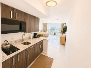 Oceanview Beach Condo in Prime Location - 8