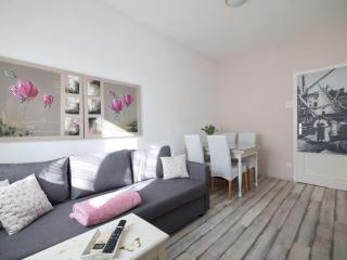 Apartment Modern eingerichtete Ferienwohnung mit großer privater Terasse- Außendusche und by Interhome - 1