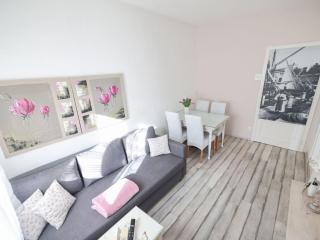 Apartment Modern eingerichtete Ferienwohnung mit großer privater Terasse- Außendusche und by Interhome - 2