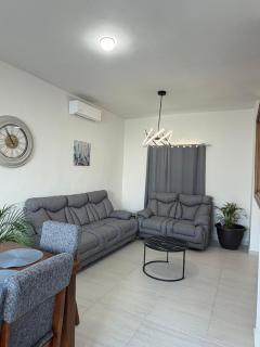 Casa Fragata Family Retreat with Pool & BBQ 10 minutes from the airport - 5