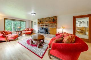 Camano Island Family House w/ Hot Tub & Deck! - 9