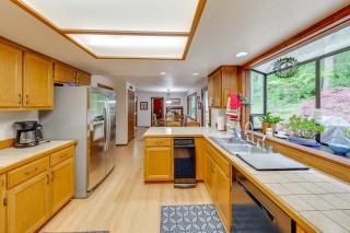 Camano Island Family House w/ Hot Tub & Deck! - 3