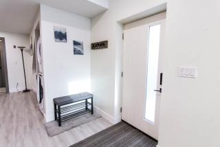 Casa Caswell Modern Basement Suite Mins To DT - 1