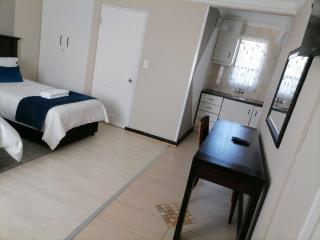 Phomolo Guest House - 9
