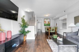 Spacious 6BR Family Sleeps Groups Parking - 0