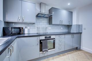 Stylish 2Bedroom Apartment with free parking and Netflix enabled Smart TV - 5