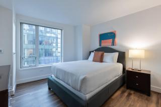 Waterfront Luxury Living & Walk to Dining - 4