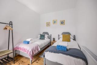 Porto Bello - spacious home with sunny patio and parking - 3