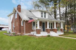 Charming 4 bedroom farmhouse with large backyard for entertaining - 3