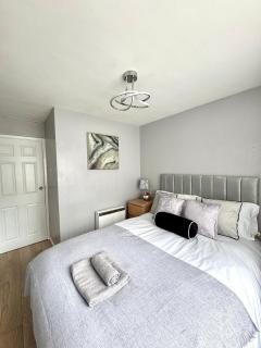 Cosy 2 Bed Apartment & Patio - Free Parking - 2
