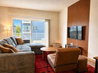 East Side 1BR Near Brady St and Fiserv with Balcony - Sleeps 4 - 3