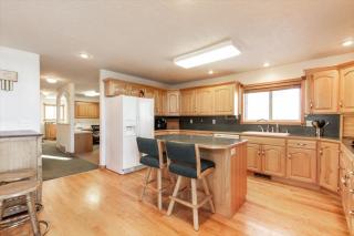 Grand View Ranch - Hot Tub - Sleeps 25 - Private Forest Access - 9