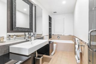 Gorgeous 2-Bed 2-Bath Harbour View Stunner - 4