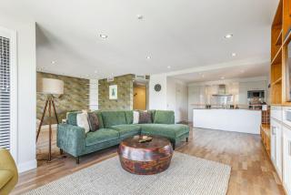 Gorgeous 2-Bed 2-Bath Harbour View Stunner - 2