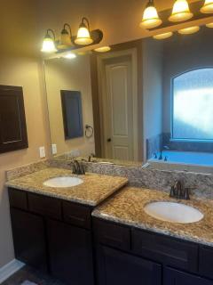 Spacious 4 Bedroom Houston Home Sleeps 12 Pet Friendly Near Downtown TX - 2